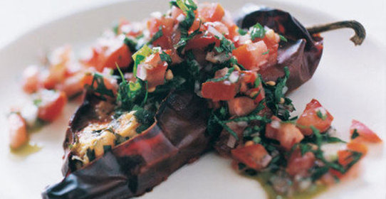 Фаршированные чили с томатным соусом