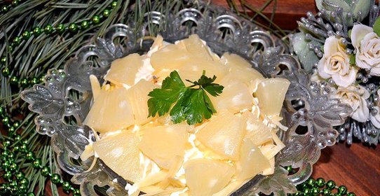 Салат с груздями и ананасами