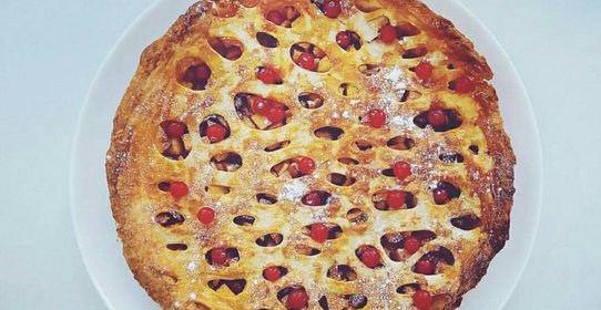 Шарлотка с фундуком и корицей