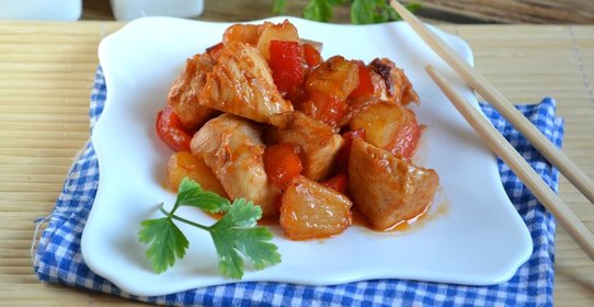 Курица в кисло-сладком соусе с ананасами
