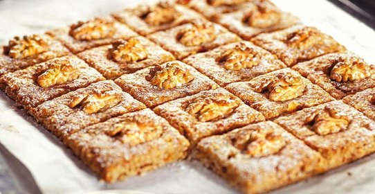 Печенье с яблоками, финиками и грецкими орехами