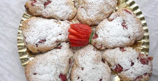 Булочки с клубникой