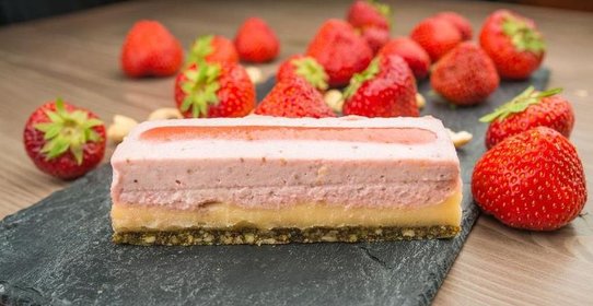 Рагу с перцем, помидорами и яйцами