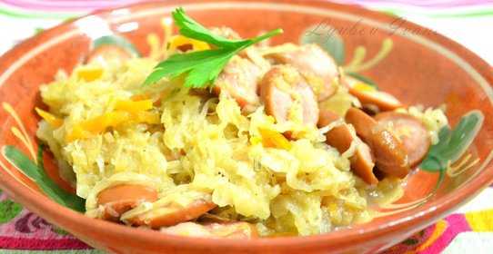 Бюргерская тушеная капуста с сосисками и розмарином