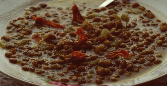 Чечевичная похлебка с морковными чипсами