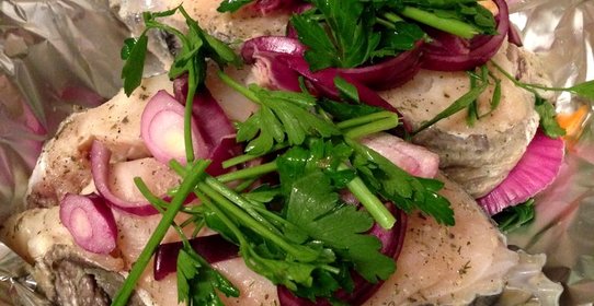 Зубатка, запеченная с овощами