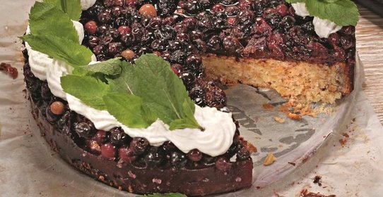 Миндальный торт со смородиной