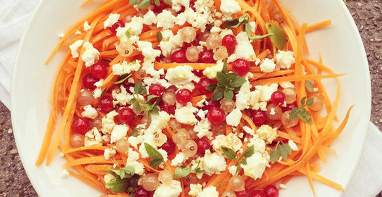 Морковный салат с сыром фета и смородиной