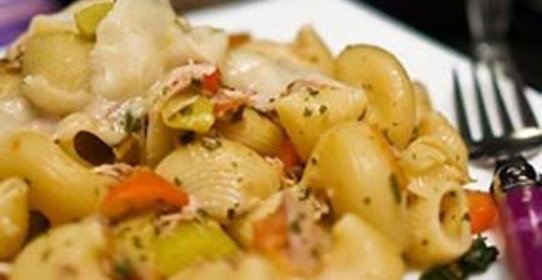 Паста с тунцом и овощами