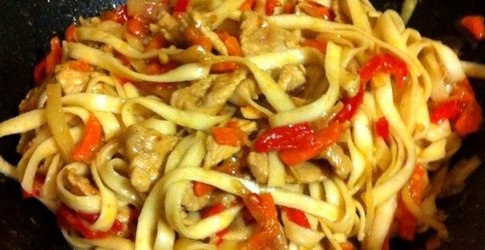 Яичная китайская лапша вок со свининой