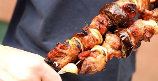 Шашлыки из баранины, баклажанов и перцев с йогуртовым соусом