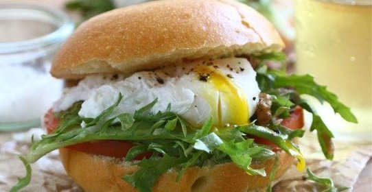 Гамбургеры со свининой, яйцами и помидором