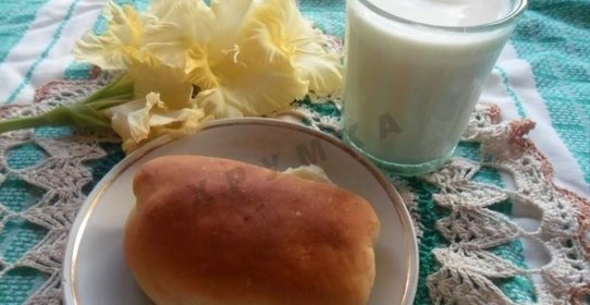 Дрожжевые пирожки с зеленым луком и яйцом в духовке