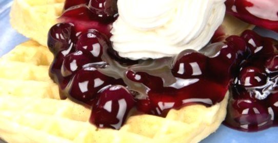 Вафли из пахты с миндально-вишневым соусом и взбитыми сливками