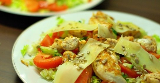 Теплый салат с курицей
