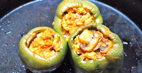 Перец, фаршированный курицей и грибами