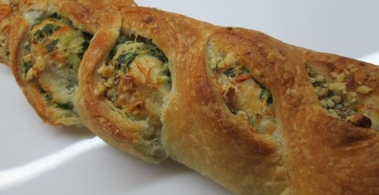 Слоеный багет с соусом песто