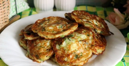 Кабачковые оладьи с мягким творогом и зеленью