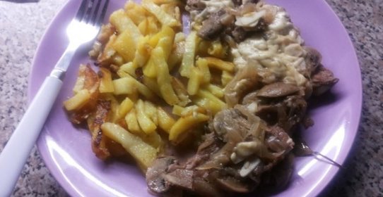 Говядина в собственном соку с шампиньонами и с сыром