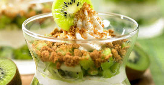 Киви с натуральным йогуртом и печеньем