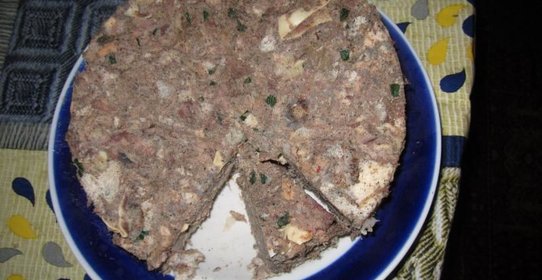 Мясной торт с чесноком и острым перцем