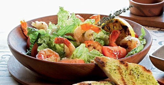 Салат с креветками и кростини