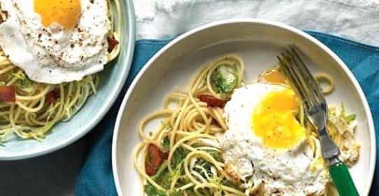 Спагетти с салатом и яйцами