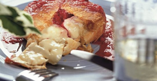 Запеченный сыр с клубничным соусом