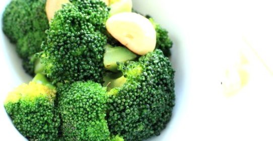 Жареная брокколи с чесноком, чили и лимонным соком