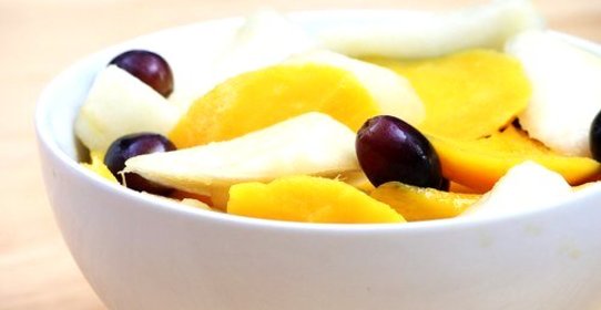 Свежий фруктовый салат с цитрусовым сиропом