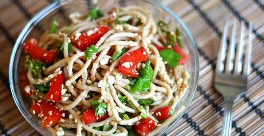 Спагетти с арахисом и перцем