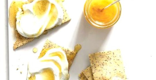 Миндальные крекеры с медовым соусом