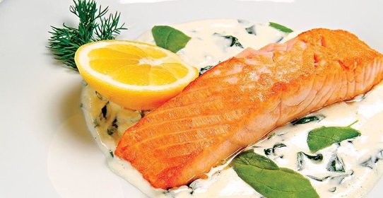 Лосось на щавелевой подложке