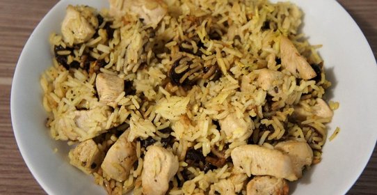 Курица с рисом в сковороде