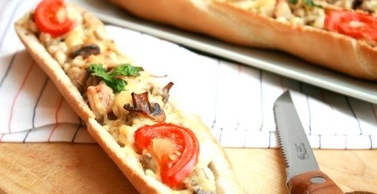 Багет, фаршированный курочкой и грибами