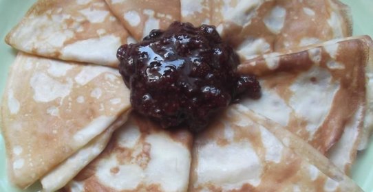 Постные блинчики с земляничным вареньем