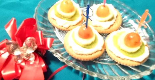 Творожные канапе на печенье с фруктами