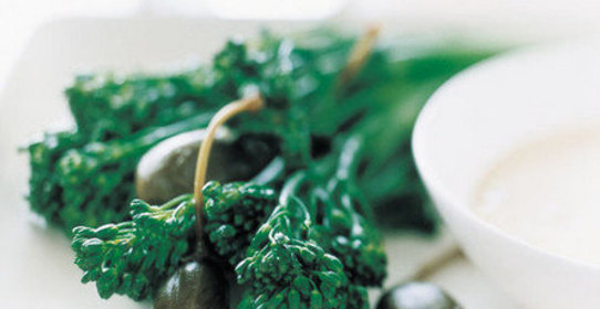 Брокколи на пару с каперсовым майонезом