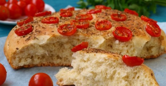 Фокачча с помидорами черри и ароматными травами