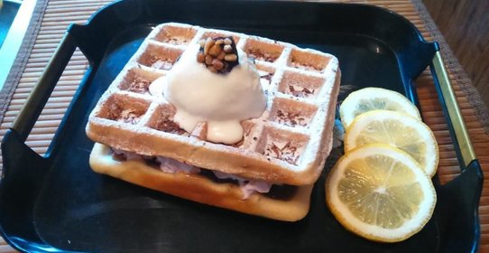 Венские вафли с клубничным джемом, взбитыми сливками и пломбиром