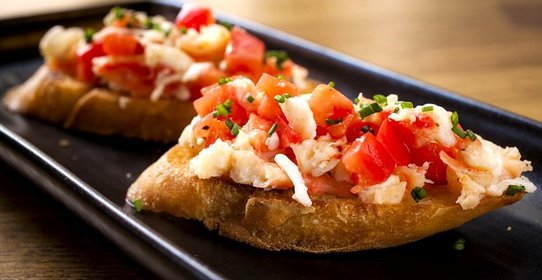 Брускетта с камчатским крабом