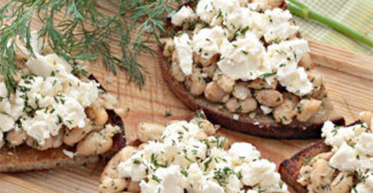 Тосты с фасолью и фетой