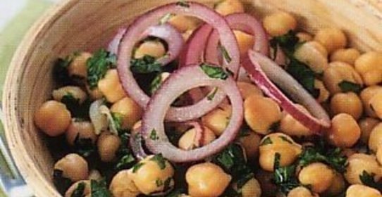 Салат из нута с лимонной заправкой с петрушкой