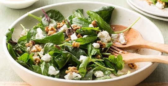 Салат из шпината, бекона и козьего сыра