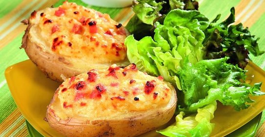 Запеченный картофель с яйцами и ветчиной