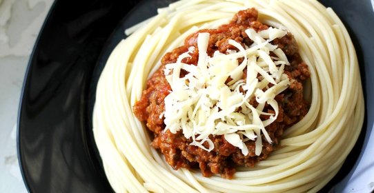 Спагетти болоньезе с пармезаном
