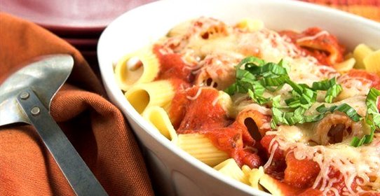 Пенне ригате с моцареллой и соусом из свежих помидоров