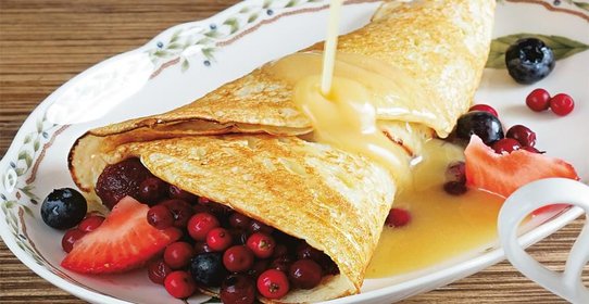 Французские блинчики (крепы) с ягодами и сливочным соусом