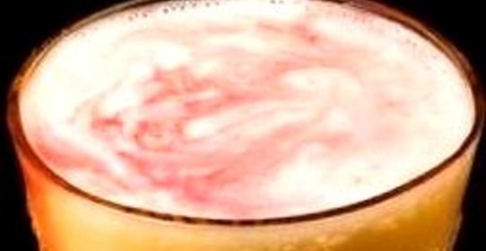 Коктейль из мороженого и клубники