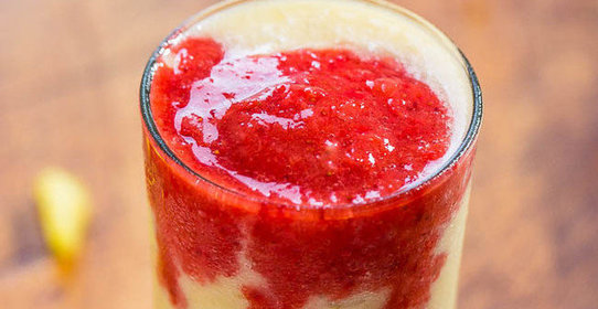 Смузи с клубникой, ананасом и бананом